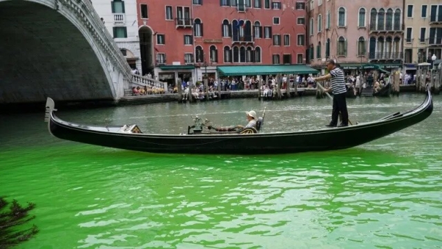 Investigan origen de líquido verde en el Gran Canal de Venecia