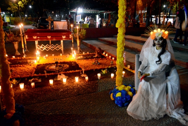 Familias de Cuernavaca se apropian de la celebración del Día de Muertos en la Alameda
