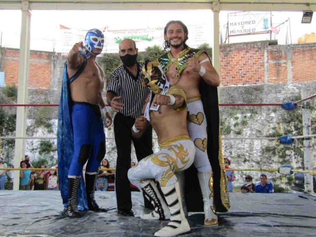 Huracán Ramírez Jr., Leyenda Dragón y Caballero de Plata, quienes vinieron de la Arena Naucalpan, se llevaron el triunfo en la lucha estelar, en el festejo del día del comerciante.