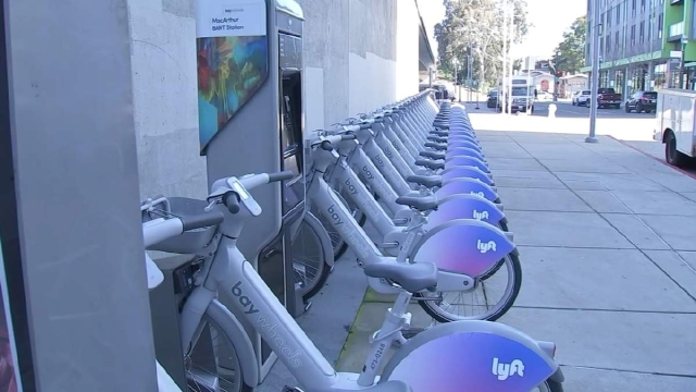 La popularidad de las bicicletas eléctricas está en auge.  Pero, ¿son tan seguras como las bicicletas normales?