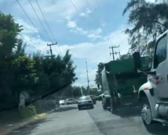 Vecinos de Subida a Chalma impiden paso de camiones recolectores de basura