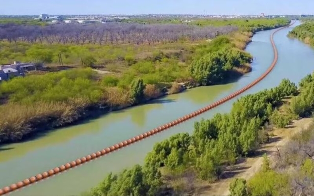 Texas colocará una barrera flotante en el Río Bravo para impedir el paso de migrantes