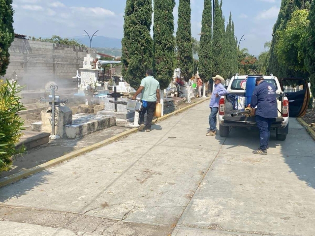 Los trabajos se realizan en los 13 panteones del municipio.