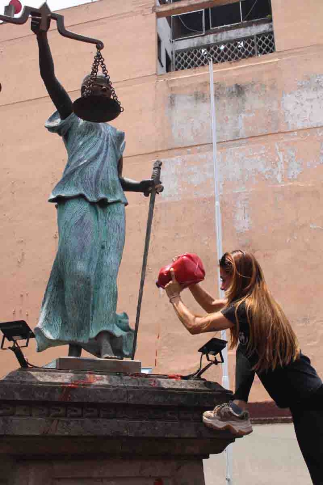… se simuló sangre alrededor de la estatua de la Diosa Themis.