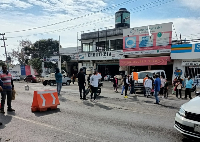 Por tercer día consecutivo protestan vecinos de la colonia Tlatepexco, al norte de Cuernavaca