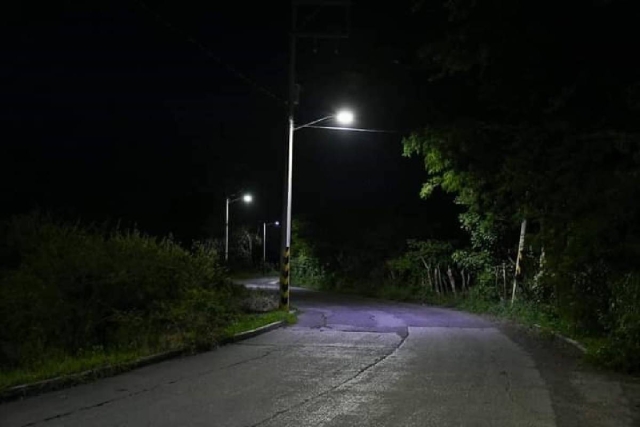  La iluminación del camino de acceso a la unidad ha permitido la diminución de la delincuencia en la zona, señaló el representante vecinal (recuadro).