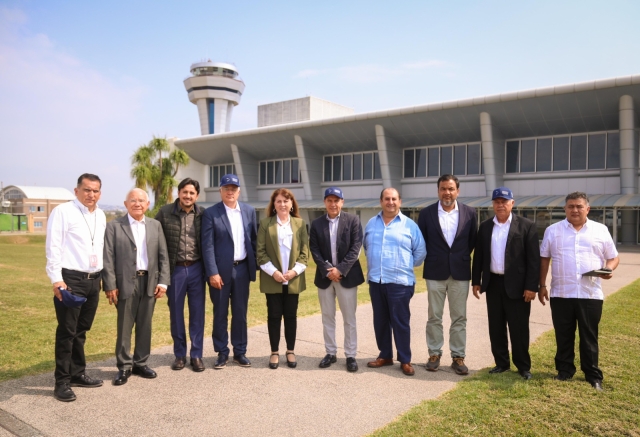 Recibe gobernadora Margarita González a representantes de FIFA en Aeropuerto Internacional de Cuernavaca