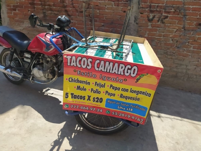 Usa carro de tamales para vender tacos