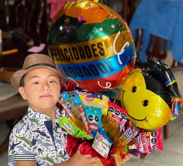 Romeo niño con Síndrome de Down, celebra su graduación en limusina.