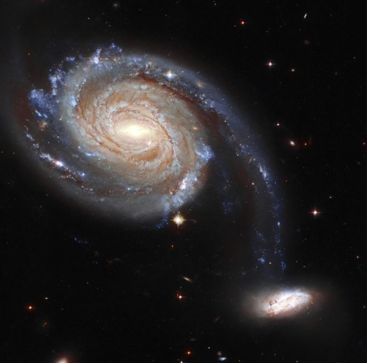 Un peculiar par de galaxias que interactúan a 220 millones de años luz.