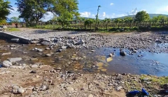 Además de quedar incomunicados cuando crece el arroyo, los pobladores de El Terrero se quedan sin servicios como el agua potable.