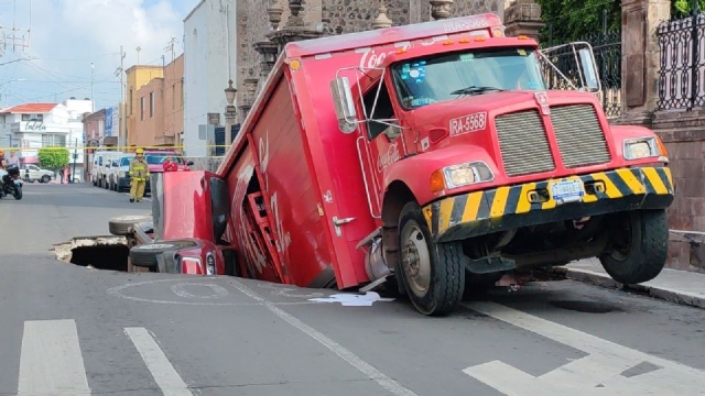 Socavón se traga camioneta y camión de Coca-Cola en Irapuato