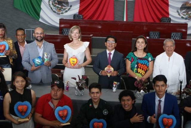 Reciben jóvenes el galardón “Corazón de Morelos” 