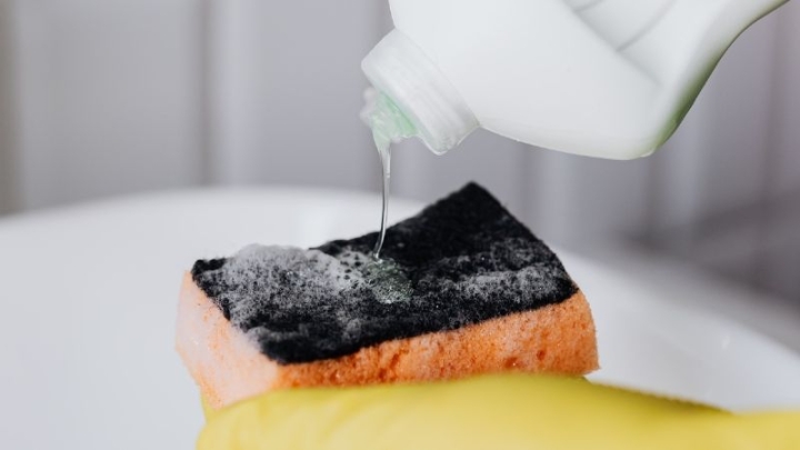 Estas son las razones higiénicas por las que no deberías lavar tus trastes con esponja