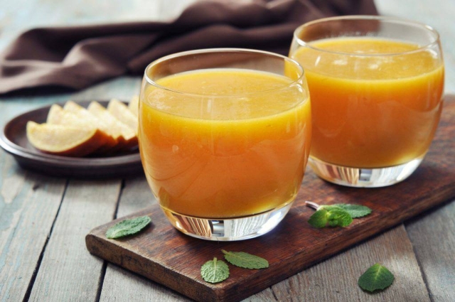 Energiza tu mañana con este jugo natural de mango y zanahoria