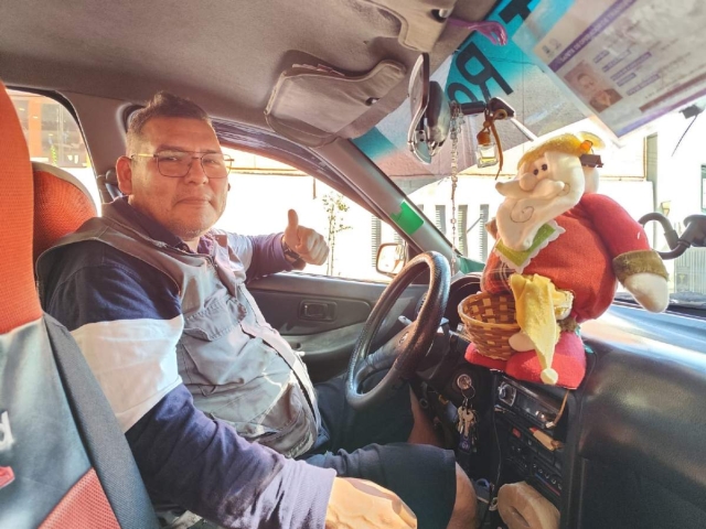 Santa Claus se pasea en un taxi