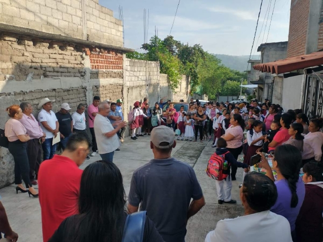 Padres de familia tomaron la escuela para exigir la destitución del profesor.