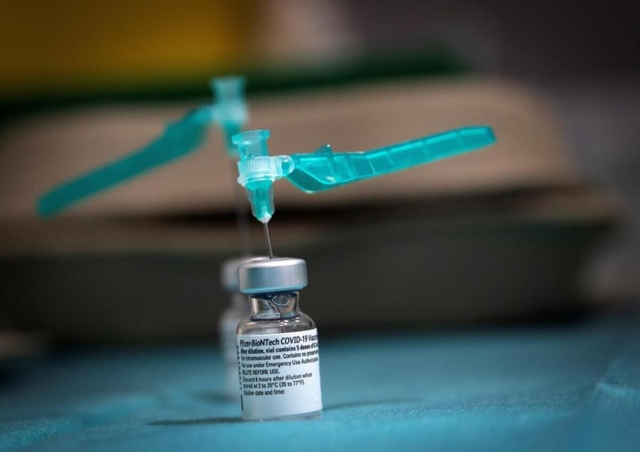 Pfizer pide a EUA autorizar cuarta dosis de su vacuna contra COVID-19