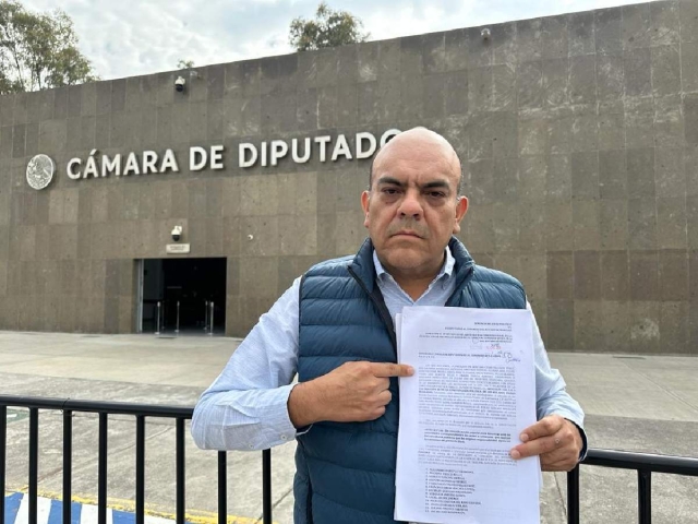 El ex presidente de la Barra de Abogados muestra el documento.