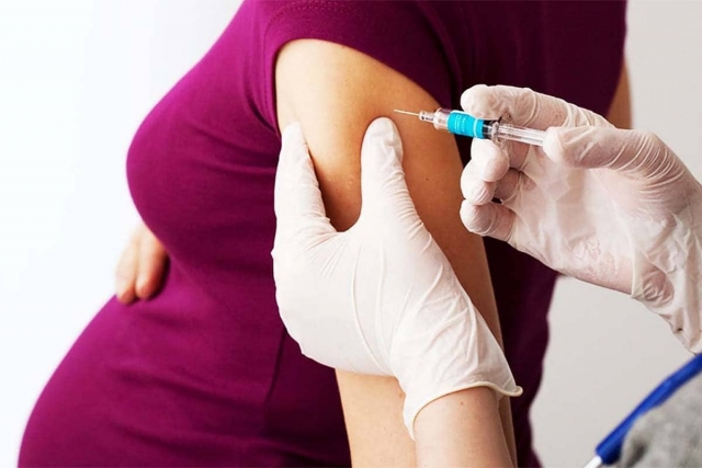 Llaman a embarazadas a vacunarse contra covid-19