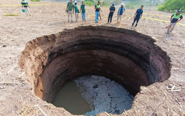 Se abre socavón de 10 metros en Tlapa de Comonfort, Guerrero