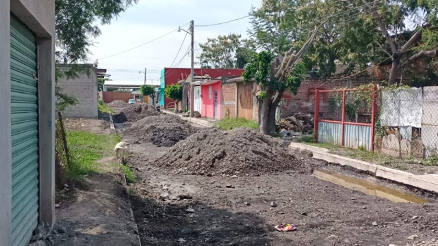 Obras en diversas colonias están detenidas a pesar de cuotas económicas que han aportado los vecinos como parte del programa “Mano con mano”, denuncian los afectados. 