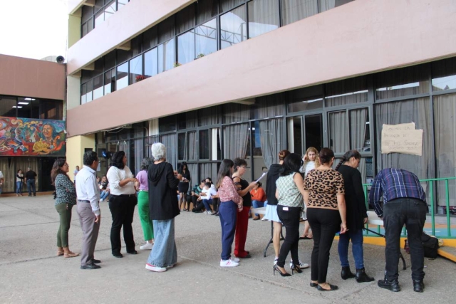 Se manifiestan trabajadores administrativos del IEBEM