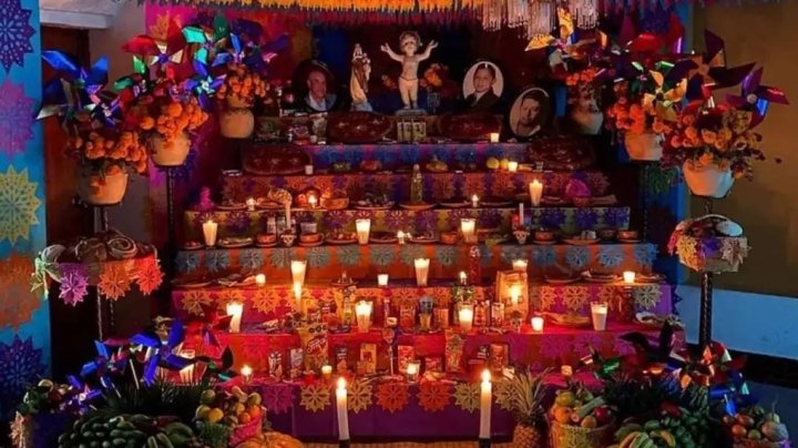 El significado de las velas en la ofrenda de Día de muertos y qué día se prenden