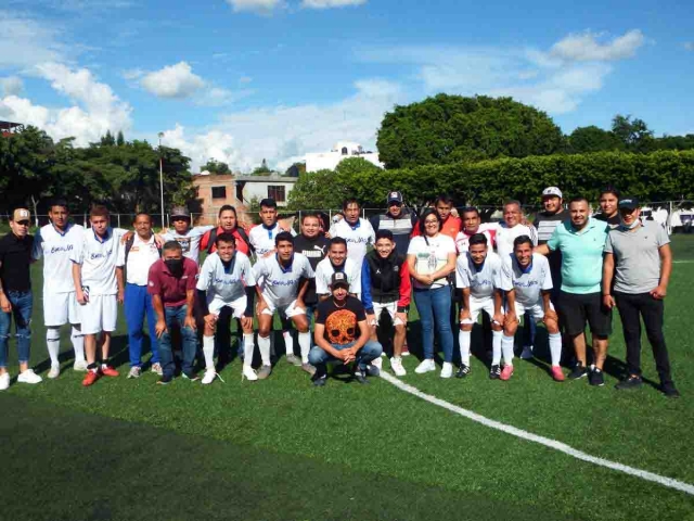 Familiares, amigos y compañeros del futbol de Gerardo López “Chorax” festejaron el título rindiéndole un merecido homenaje al ex futbolista fallecido hace un par de semanas.