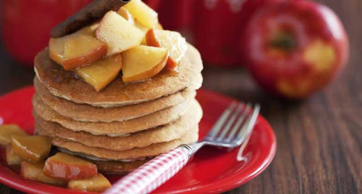 Desayuno Exprés: Prepara hot cakes de avena con manzana