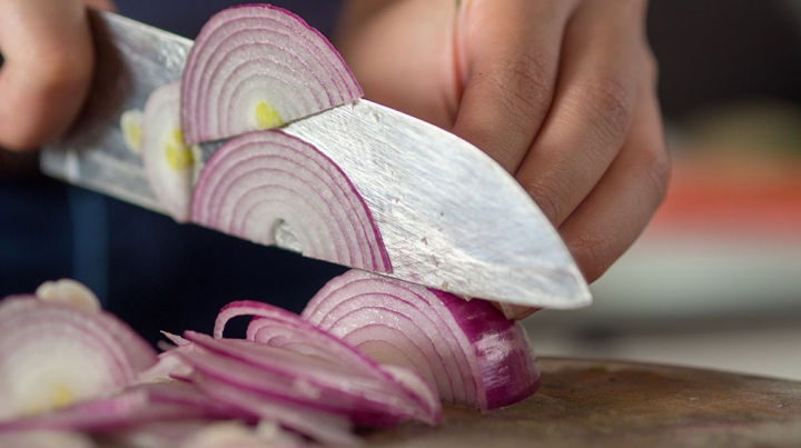 Seis trucos para cortar una cebolla sin llorar