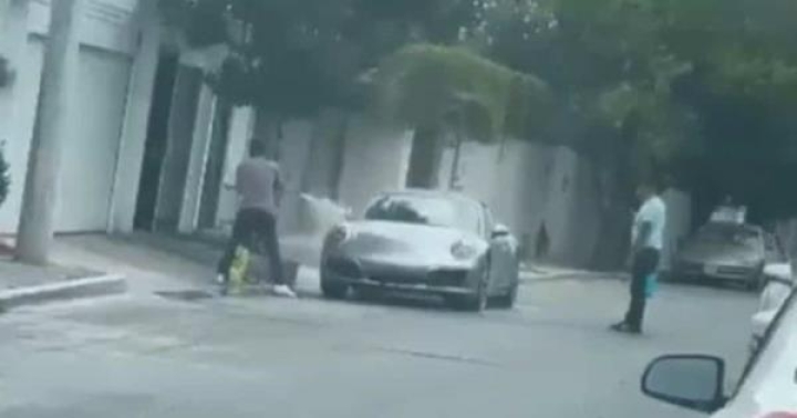Lava a manguerazos su Porsche en plena crisis de agua en Nuevo León