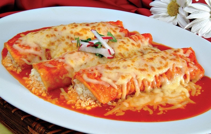 ¿Sin ideas para la comida? Disfruta con tu familia de unas deliciosas enchiladas suizas rojas