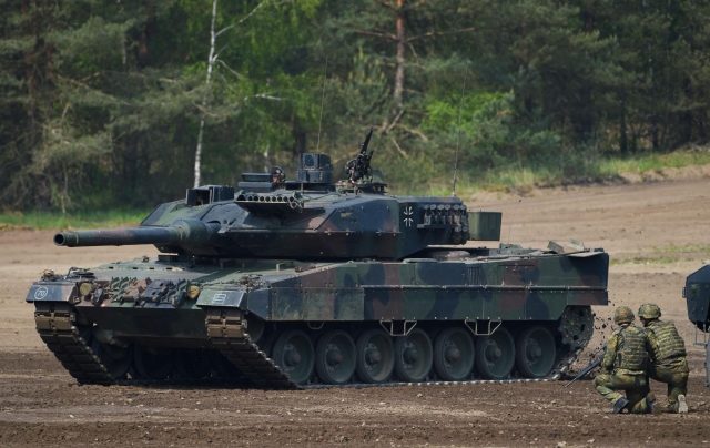 Alemania entrega a Ucrania los tanques Leopard 2 que prometió