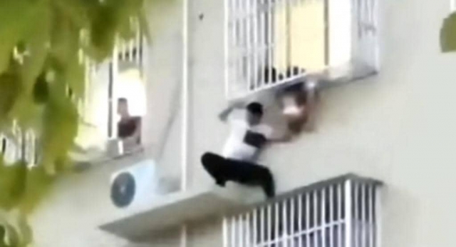 Hombre evita que niña caiga desde un sexto piso.