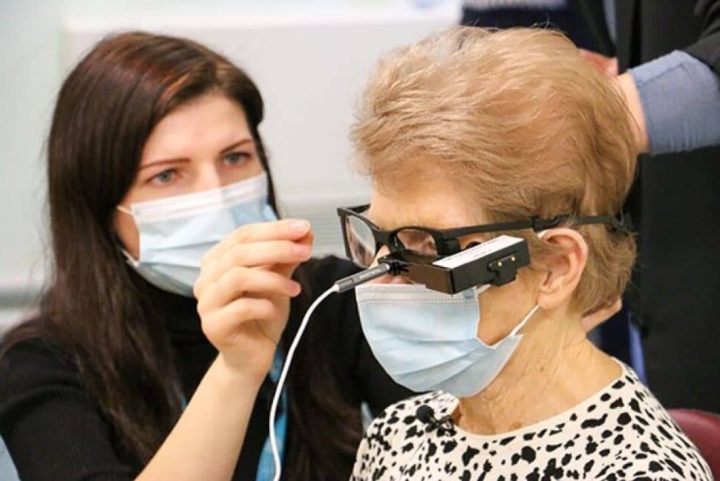 Mujer recibe el primer implante de chip biónico en un ojo en Reino Unido