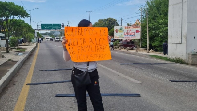 Familiares de los 16 trabajadores secuestrados en Chiapas bloquean tramo Tuxtla-San Cristóbal