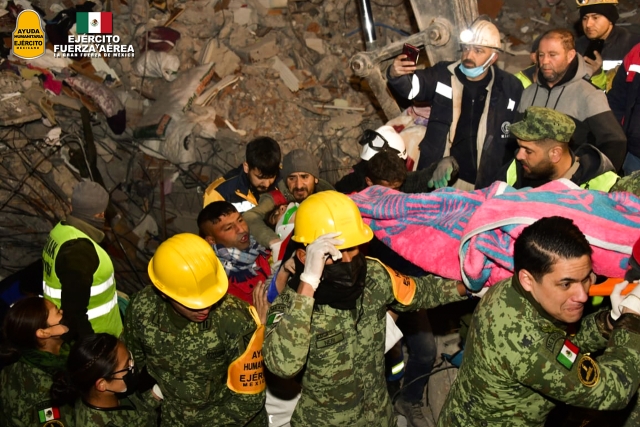Ejército Mexicano rescata con vida a una persona en Turquía