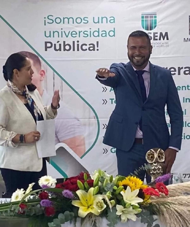 La secretaria de Educación, Karla Aline Herrera Alonso, tomó protesta al nuevo rector de la UTSEM.