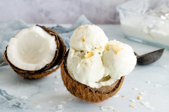 ¡Para el antojo! Así preparas helado cremoso de coco con almendras