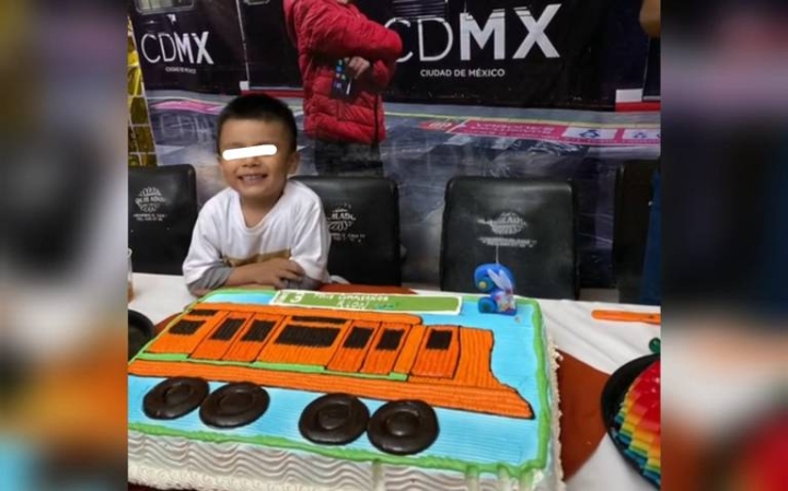 Niño celebra su cumpleaños con fiesta temática del Metro