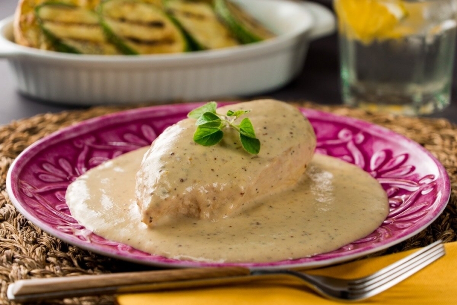 Pechuga de pollo con crema de mostaza, una opción deliciosa y rápida para  la comida