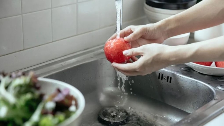 ¿Por qué nunca debes lavar tus frutas y verduras con jabón? Podrías enfermar