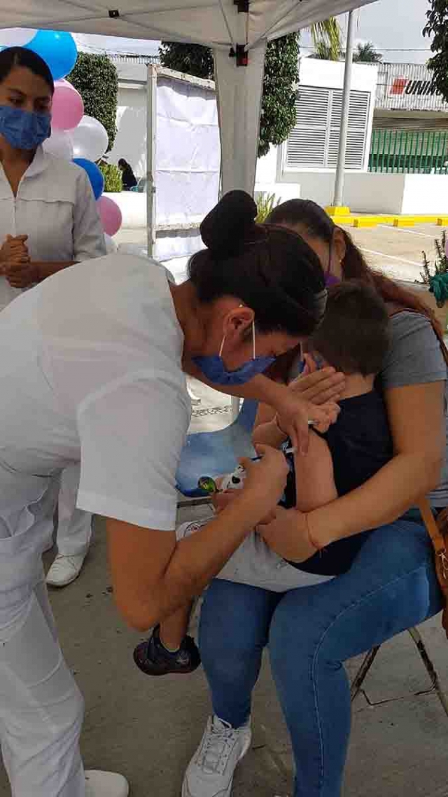 Hasta el 13 de agosto, sin importar si son derechohabientes, los niños podrán completar su esquema de vacunación en las diferentes unidades del IMSS. 
