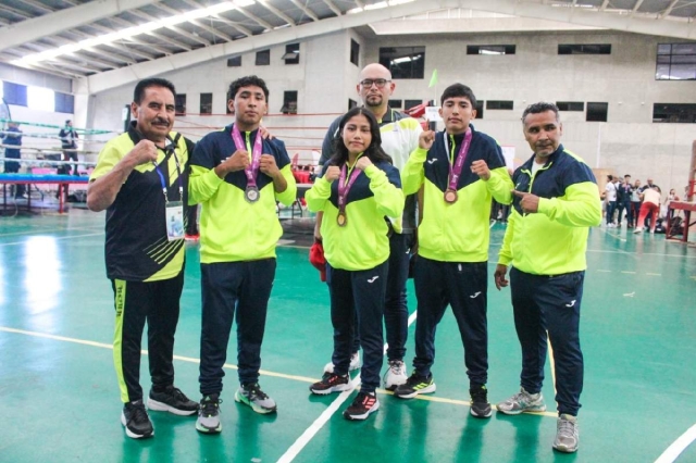 Ali Cuadros, Ana Gabriela, Isaac Vélez y sus entrenadores.