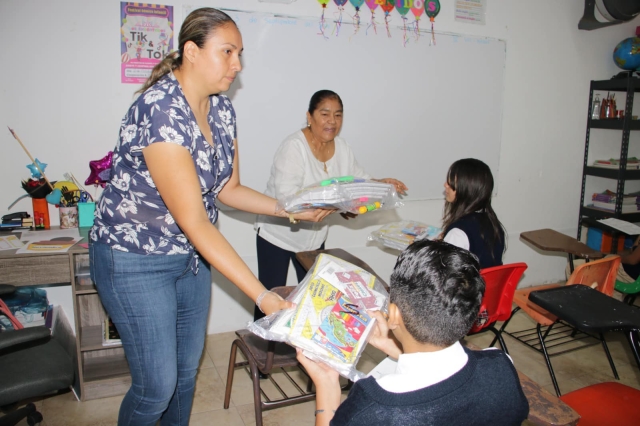 ¡Meta alcanzada en Temixco! Entregan más 11,500 paquetes de útiles escolares