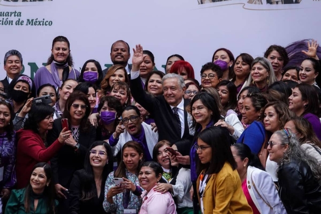 AMLO encabeza conmemoración del 8M en Palacio Nacional con más de 150 mujeres