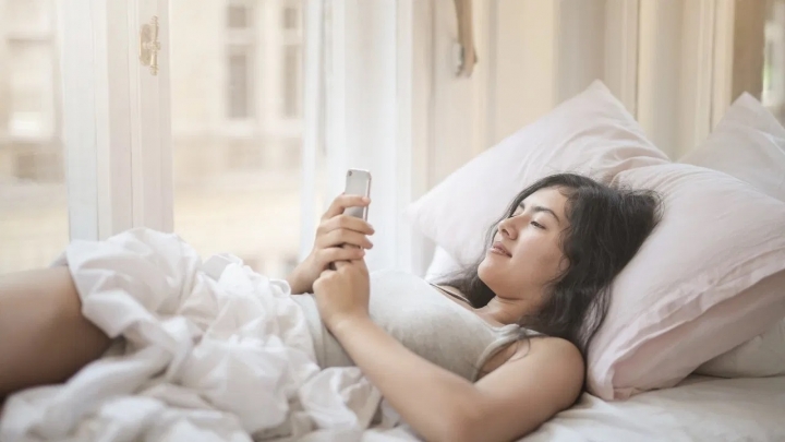 Las peligrosas consecuencias de dormir cerca de tu celular, desde insomnio hasta ¿cáncer?