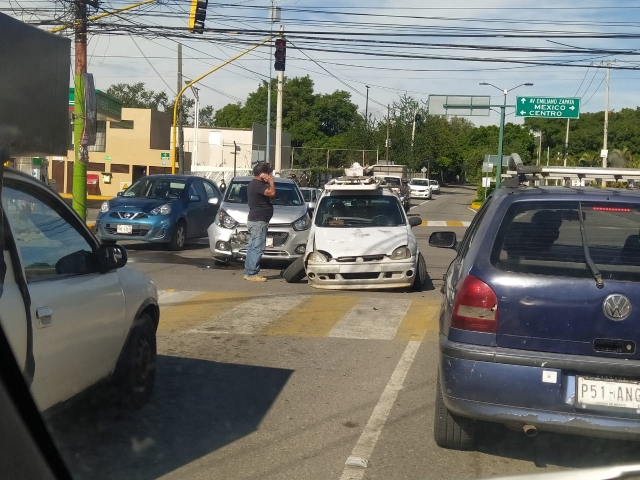 Accidente vehicular en avenida Domingo Diez; sólo daños materiales