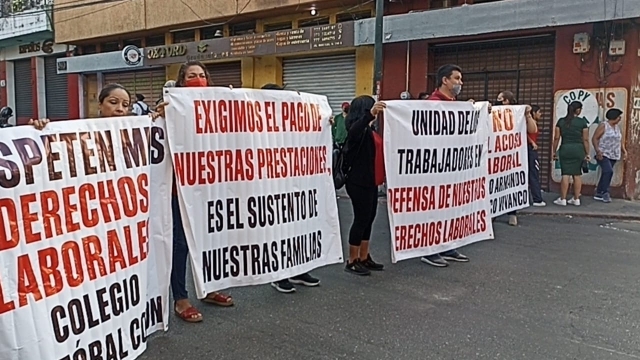 Protesta de trabajadores del colegio &#039;Cristóbal Colón&#039; en avenida Morelos